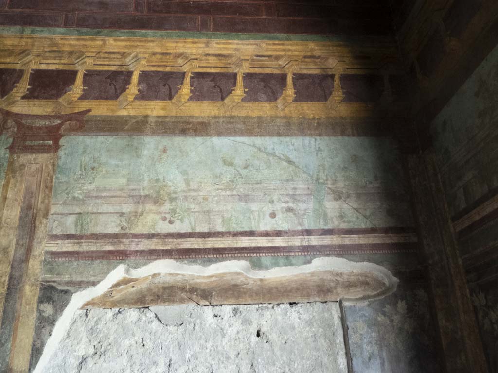 Villa of Mysteries, Pompeii. September 2017. Room 6, east wall, painted detail from above blocked doorway.
Foto Annette Haug, ERC Grant 681269 DÉCOR.