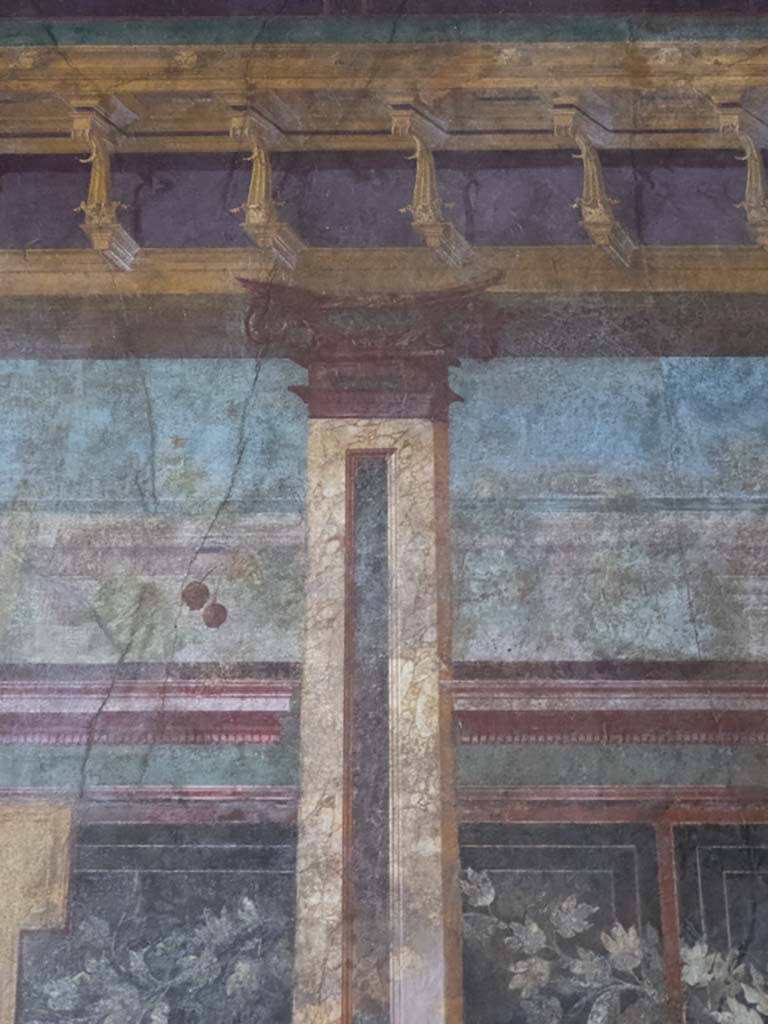 Villa of Mysteries, Pompeii. September 2017. 
Room 6, detail from upper west wall above painted garlands.
Foto Annette Haug, ERC Grant 681269 DÉCOR.