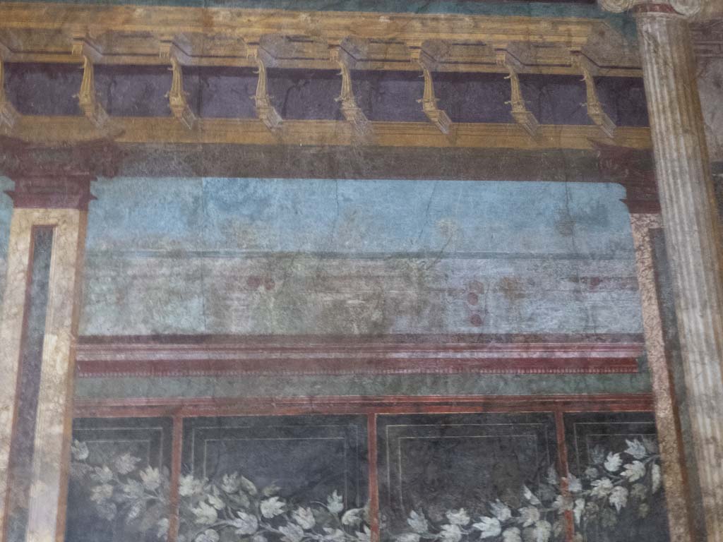 Villa of Mysteries, Pompeii. September 2017. Room 6, detail of upper west wall above painted garland.
Foto Annette Haug, ERC Grant 681269 DÉCOR.