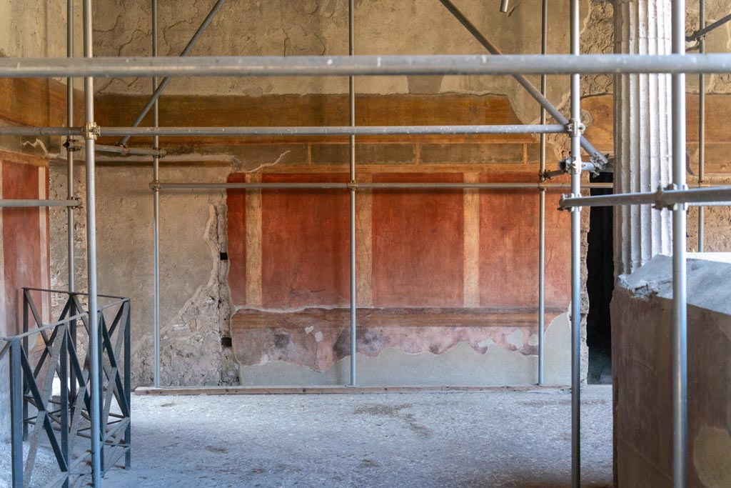 Villa of Mysteries, Pompeii. October 2023. Peristyle B, looking towards west wall in south-west corner. Photo courtesy of Johannes Eber.