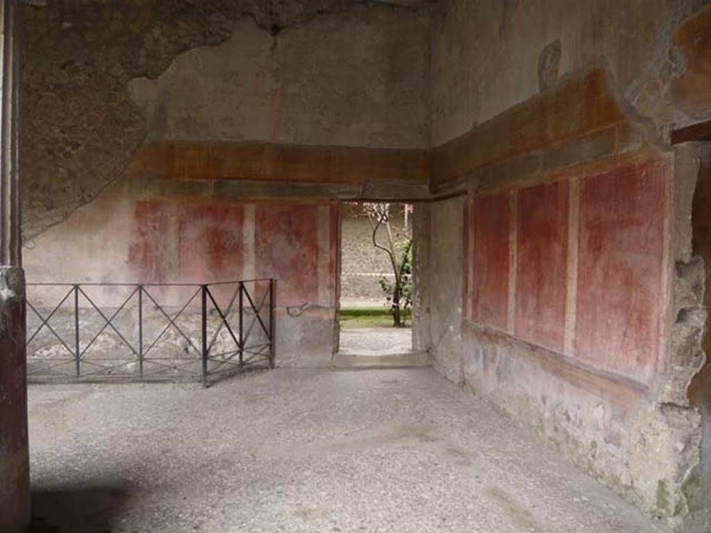 Villa of Mysteries, Pompeii. May 2012. Peristyle B, looking towards south wall in south-west corner. Photo courtesy of Buzz Ferebee.