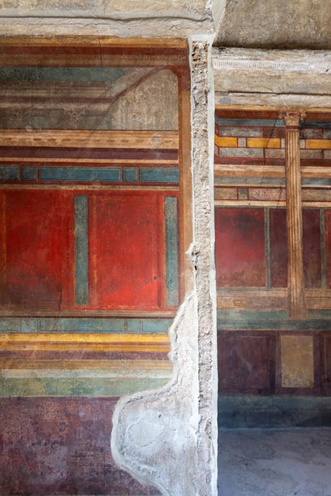 Villa of Mysteries, Pompeii. October 2023. 
Room 8, detail of architectural painting on north wall of alcove in north-west corner. 
Photo courtesy of Johannes Eber.