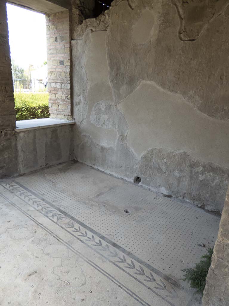 Villa of Mysteries, Pompeii. September 2017. 
Room 9, recess on north side, with area marked off on the floor for a day-bed.
Foto Annette Haug, ERC Grant 681269 DÉCOR.
