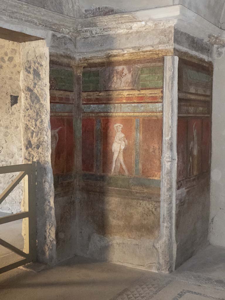 Villa of Mysteries, Pompeii. September 2017. 
Room 4, north-east corner with paintings on north, east and south walls.
Foto Annette Haug, ERC Grant 681269 DÉCOR.