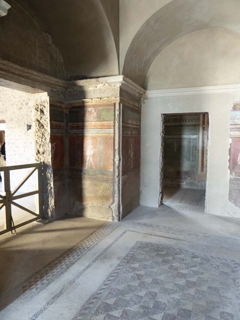 Villa of Mysteries, Pompeii. September 2017. 
Room 4, looking towards east wall in north-east corner, with doorway to room 2, on left, and room 3, in centre. 
Foto Annette Haug, ERC Grant 681269 DÉCOR.