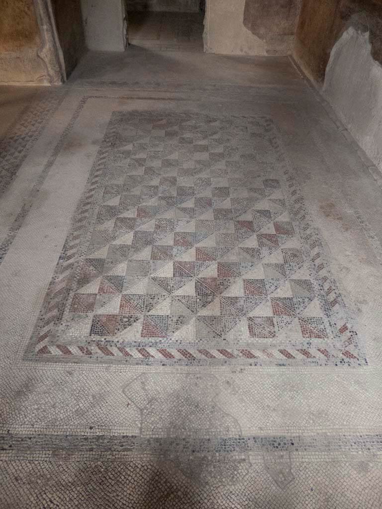 Villa of Mysteries, Pompeii. September 2017. Room 4, looking east across mosaic floor.
Foto Annette Haug, ERC Grant 681269 DÉCOR.