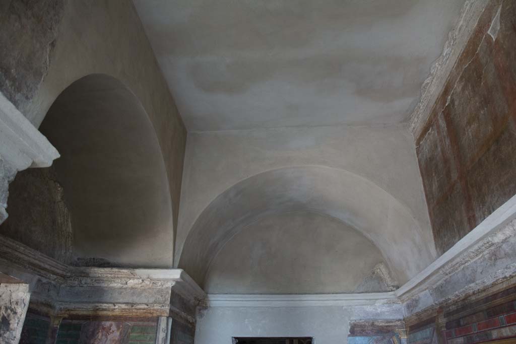 Villa of Mysteries, Pompeii. November 2017. Room 4, upper east wall with arched ceiling.
Foto Annette Haug, ERC Grant 681269 DÉCOR.