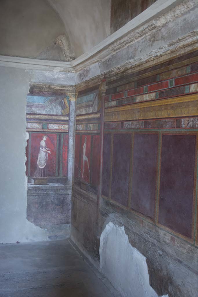 Villa of Mysteries, Pompeii. November 2017. 
Room 4, looking along south wall towards south-east corner.
Foto Annette Haug, ERC Grant 681269 DÉCOR