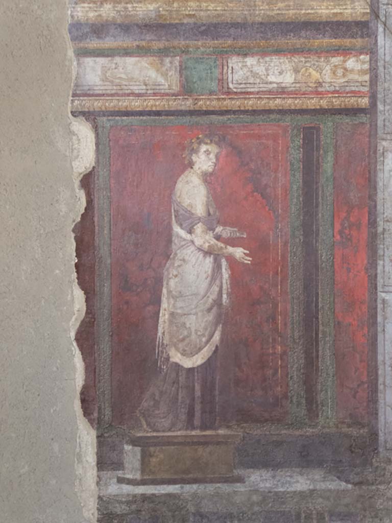 Villa of Mysteries, Pompeii. September 2017. 
Room 4, detail of wall painting of a priestess, on east wall. 
Foto Annette Haug, ERC Grant 681269 DÉCOR.