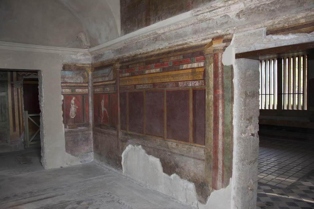 Villa of Mysteries, Pompeii. November 2017. Room 4, looking east along south wall towards south-east corner.
Foto Annette Haug, ERC Grant 681269 DÉCOR.