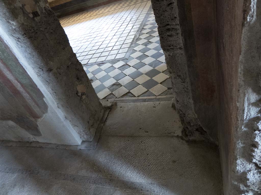 Villa of Mysteries, Pompeii. September 2017. Room 4, south wall, detail of doorway threshold into room 5.
Foto Annette Haug, ERC Grant 681269 DÉCOR.
