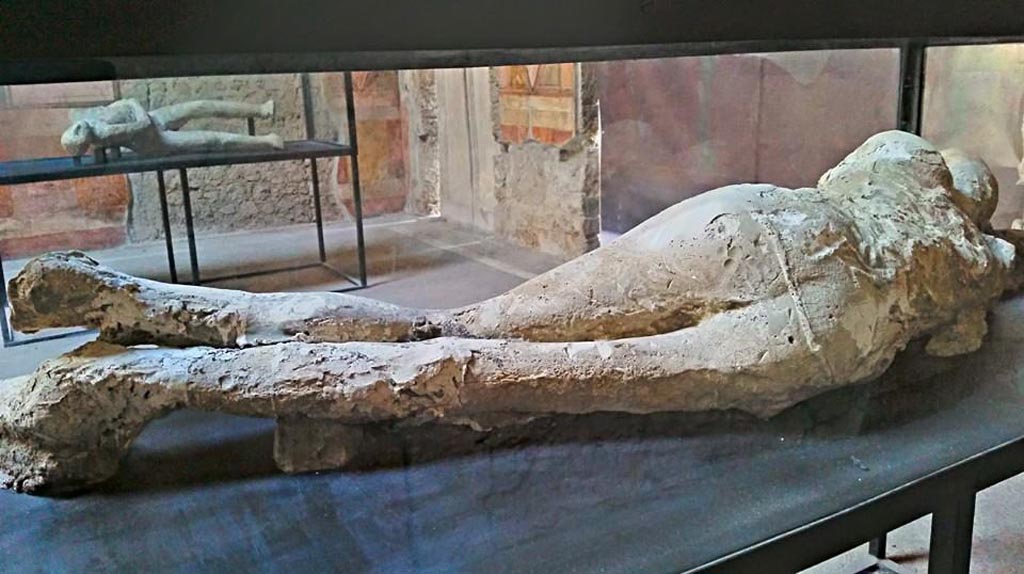 Villa of Mysteries, Pompeii. c.2015-2017. 
Room 64, looking west across atrium with display of two plaster-casts. Photo courtesy of Giuseppe Ciaramella.