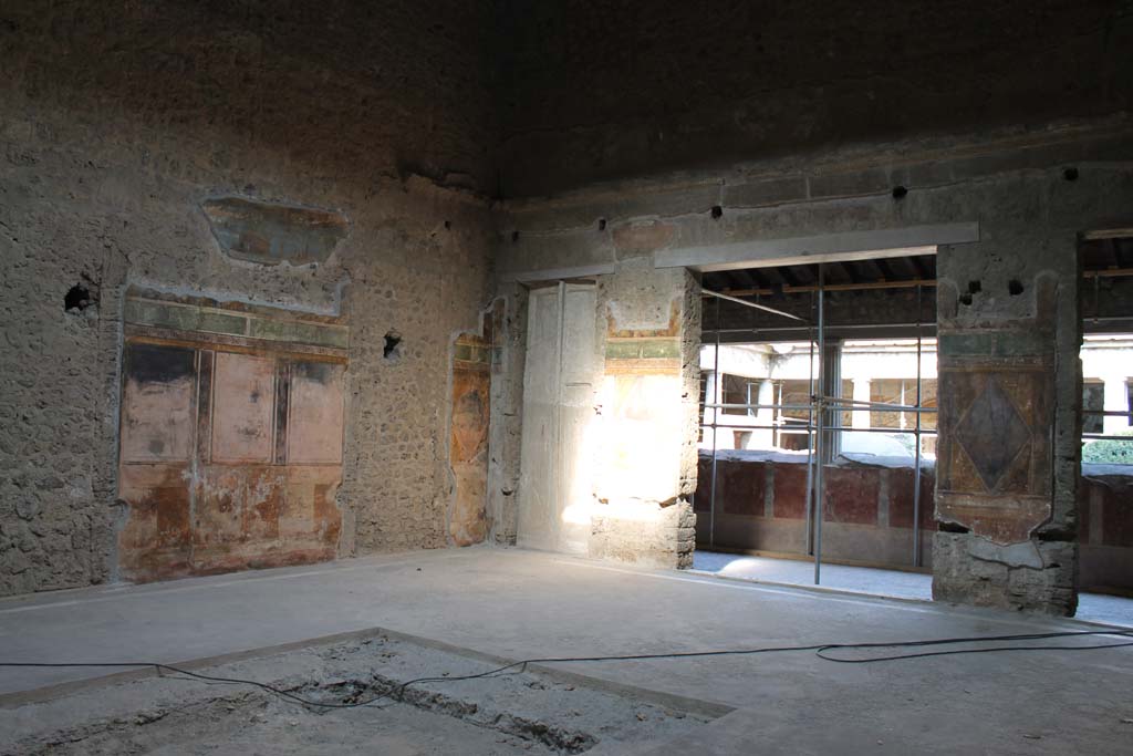 Villa of Mysteries, Pompeii. November 2017. Room 64, looking across impluvium towards north-east corner.
Foto Annette Haug, ERC Grant 681269 DÉCOR.