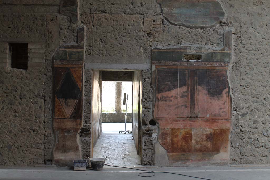 Villa of Mysteries, Pompeii. November 2017. Room 64, entrance to corridor F2 in north wall of atrium. 
Foto Annette Haug, ERC Grant 681269 DÉCOR.