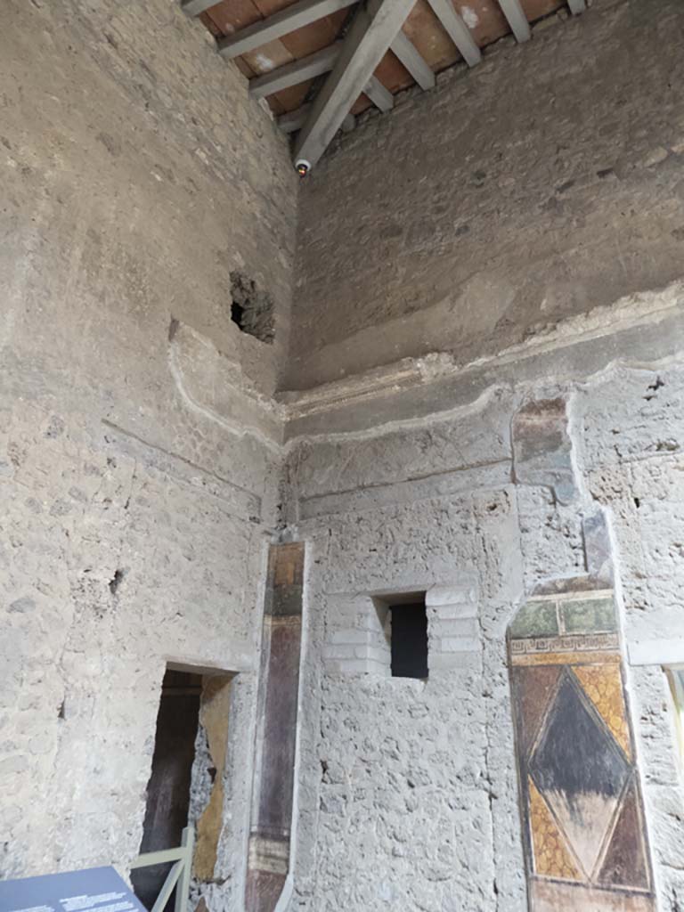 Villa of Mysteries, Pompeii. September 2017. Room 64, looking towards south-west corner of atrium.
Foto Annette Haug, ERC Grant 681269 DÉCOR.
