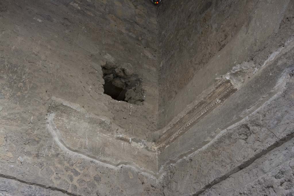 Villa of Mysteries, Pompeii. November 2017. Room 64, stucco on upper south-west corner of atrium.
Foto Annette Haug, ERC Grant 681269 DÉCOR.