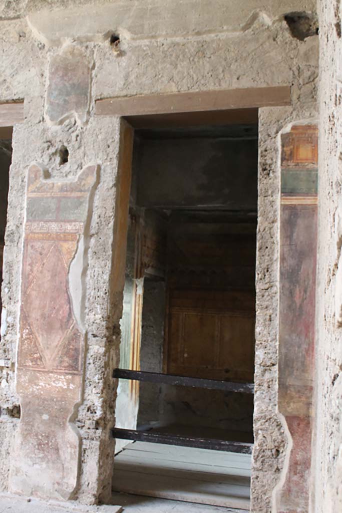 Villa of Mysteries, Pompeii. November 2017. 
Room 3, looking through doorway in south-west corner of atrium, 64.
Foto Annette Haug, ERC Grant 681269 DÉCOR.