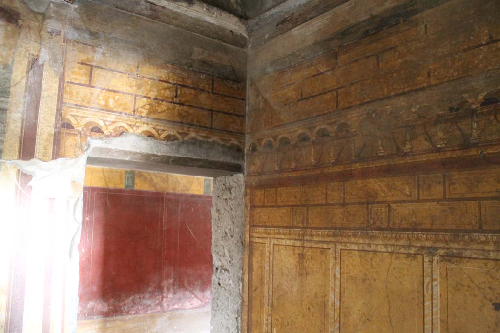 Villa of Mysteries, Pompeii. November 2017. Room 3, south-east corner with doorway to corridor F1.
Foto Annette Haug, ERC Grant 681269 DÉCOR.