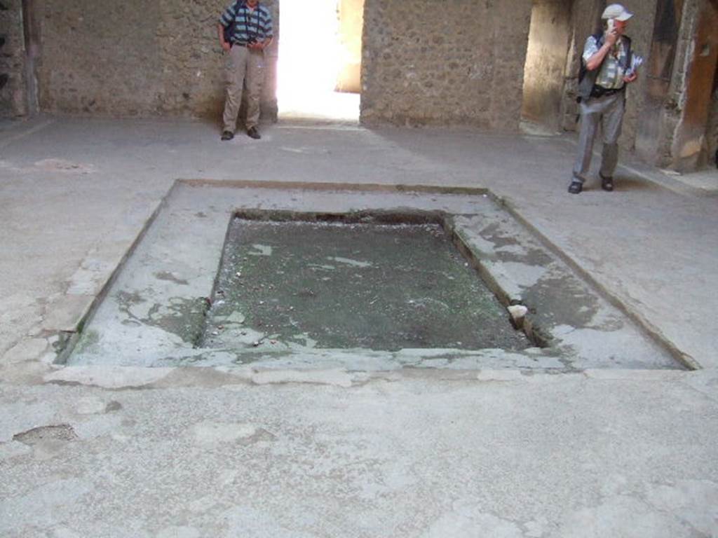 Villa of Mysteries, Pompeii. May 2006. Room 64, impluvium in atrium. Looking west.