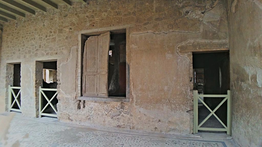 Villa of Mysteries, Pompeii. c.2015-2017. 
Portico P3, looking east towards window of room 11 and doorway to corridor F3, on right.Photo courtesy of Giuseppe Ciaramella.