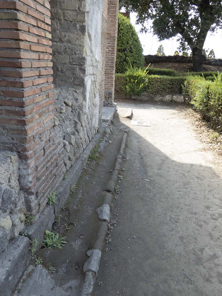 Villa of Mysteries, Pompeii. September 2017. 
Looking west along portico in north-west corner of garden, with window and doorway into room 10, on left.
Foto Annette Haug, ERC Grant 681269 DÉCOR.