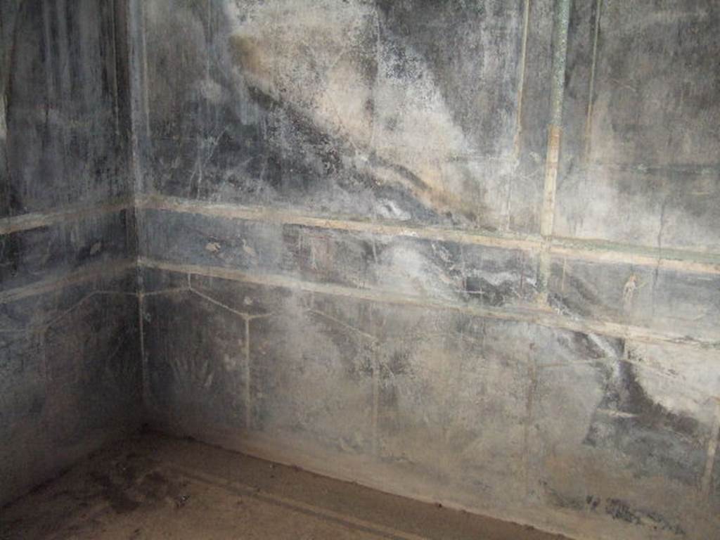Villa of Mysteries, Pompeii. May 2006. Room 2,tablinum,  north-west corner and north wall.