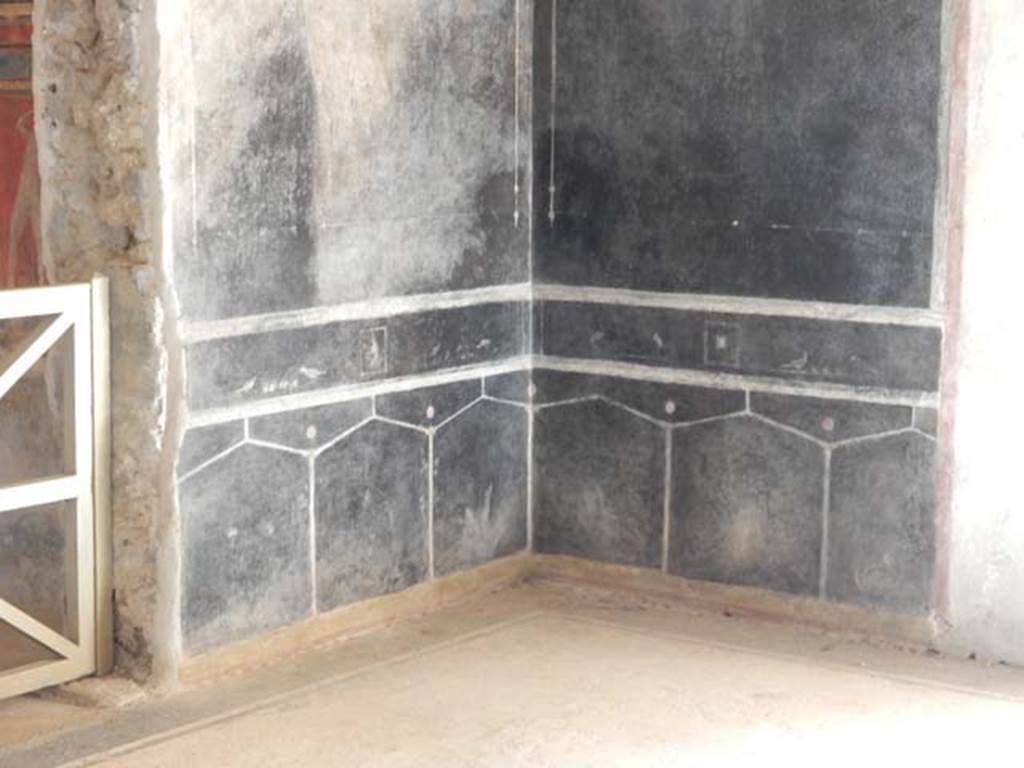 Villa of Mysteries, Pompeii. May 2015. Room 2, tablinum, south-west corner. Photo courtesy of Buzz Ferebee.
