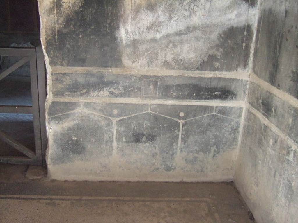 Villa of Mysteries, Pompeii. May 2006. Room 2, tablinum, doorway to room 4 in south wall and south-west corner.