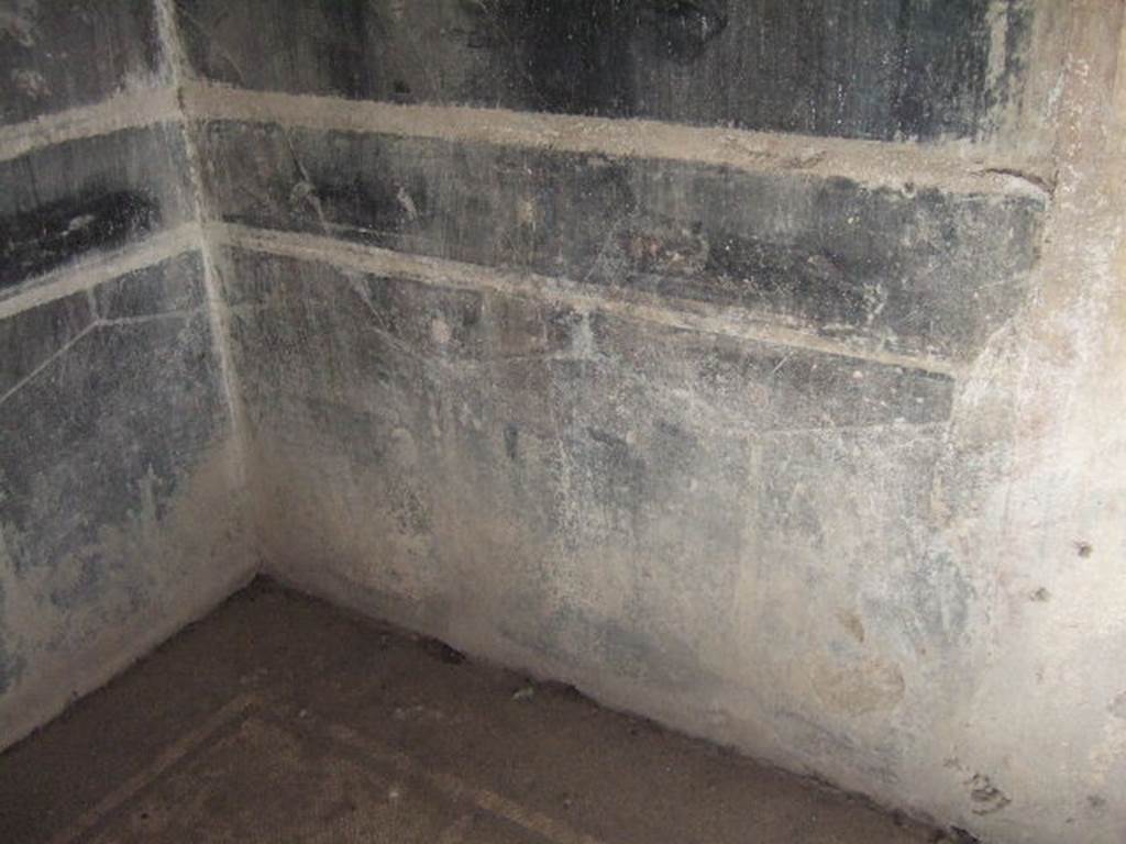Villa of Mysteries, Pompeii. May 2006. Room 2, tablinum, south-west corner and west wall.