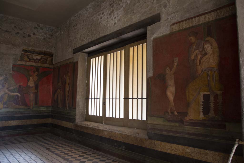 Villa of Mysteries, Pompeii. March 2019. Room 5, looking towards south-east corner and south wall.
Foto Annette Haug, ERC Grant 681269 DÉCOR.