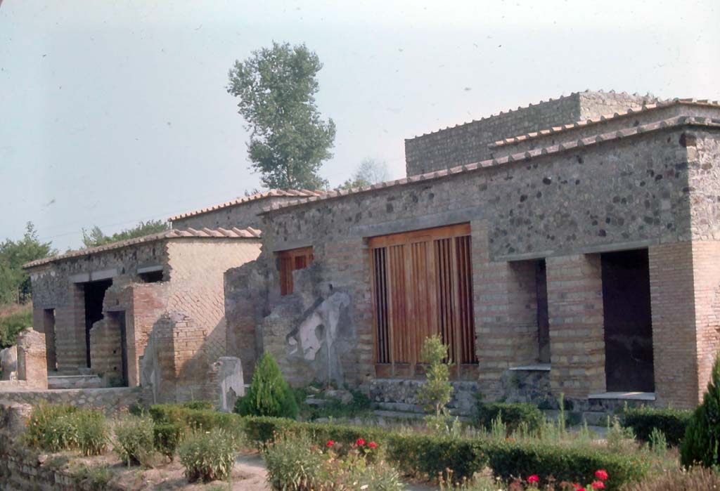 Villa dei Misteri, Pompeii. August 1976. Looking north along west side.
Photo courtesy of Rick Bauer, from Dr George Fay’s slides collection.