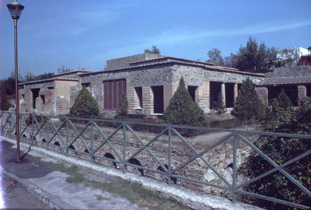 Villa dei Misteri, Pompeii. October 1981. Looking north along west side from south-west corner.
Photo courtesy of Rick Bauer, from Dr George Fay’s slides collection.