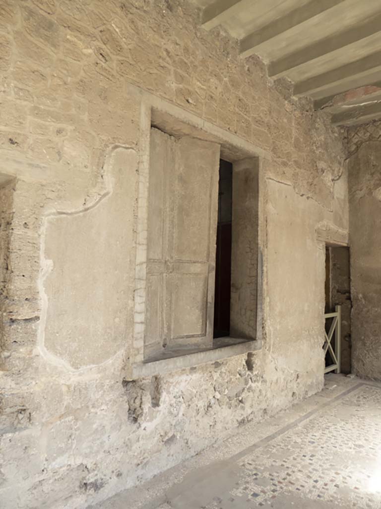 Villa of Mysteries, Pompeii. September 2017. 
Looking south along portico P3 towards window and plaster-cast of shutters of room 11 and doorway to corridor F3.
Foto Annette Haug, ERC Grant 681269 DÉCOR.