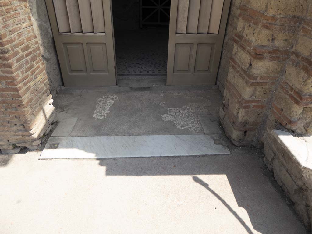 Villa of Mysteries, Pompeii. September 2017. Doorway to P2, with the remains of mosaic floor and marble sill.
Foto Annette Haug, ERC Grant 681269 DÉCOR.