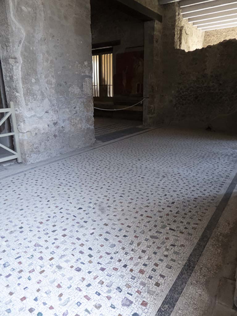 Villa of Mysteries, Pompeii. September 2017. 
South end of portico P2, with doorway to room 4, on left and room 5, on right.
Foto Annette Haug, ERC Grant 681269 DÉCOR.