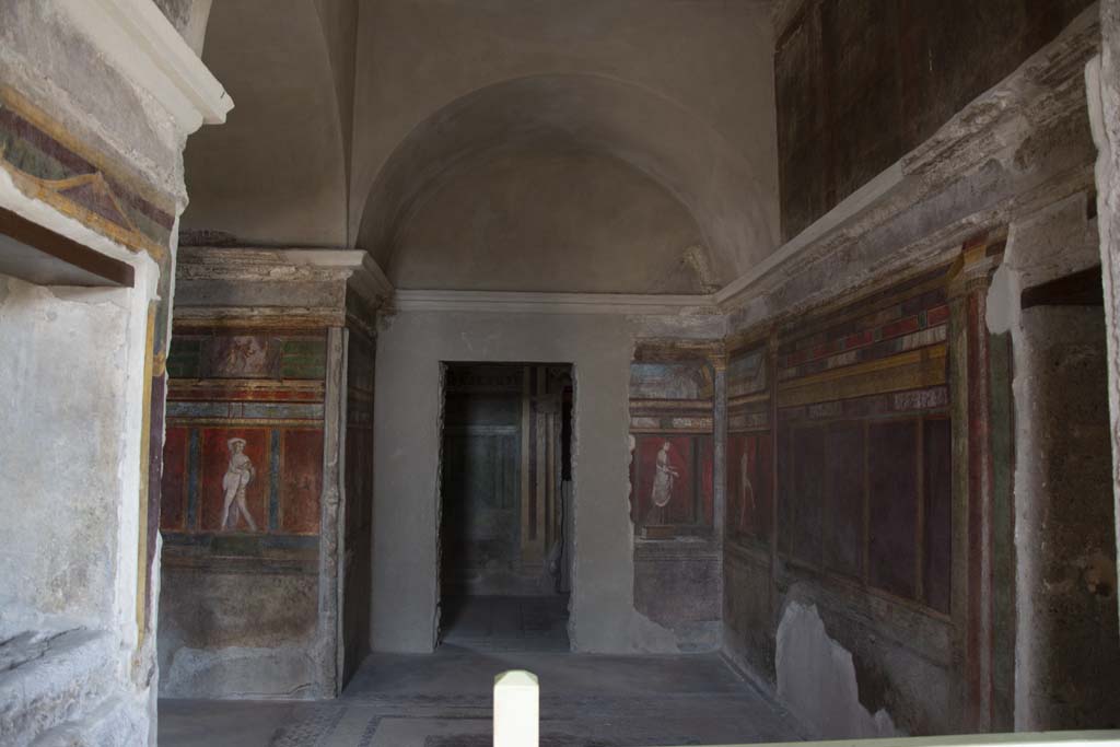 Villa of Mysteries, Pompeii. March 2019. Looking east across room 4, cubiculum with double alcove.
Foto Annette Haug, ERC Grant 681269 DÉCOR.