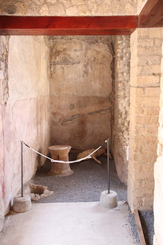 Villa Regina, Boscoreale. September 2021.  
Looking towards cistern area V, from south portico VII of room I, the peristyle courtyard.
Photo courtesy of Klaus Heese.
