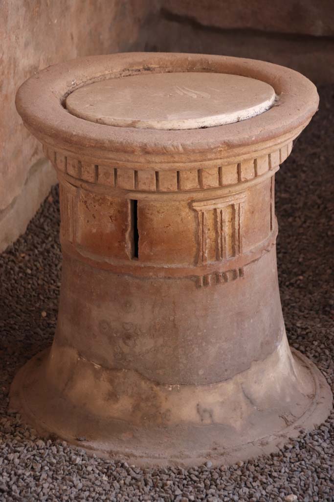 Villa Regina, Boscoreale. September 2021. 
Room V, terracotta puteal. Photo courtesy of Klaus Heese.