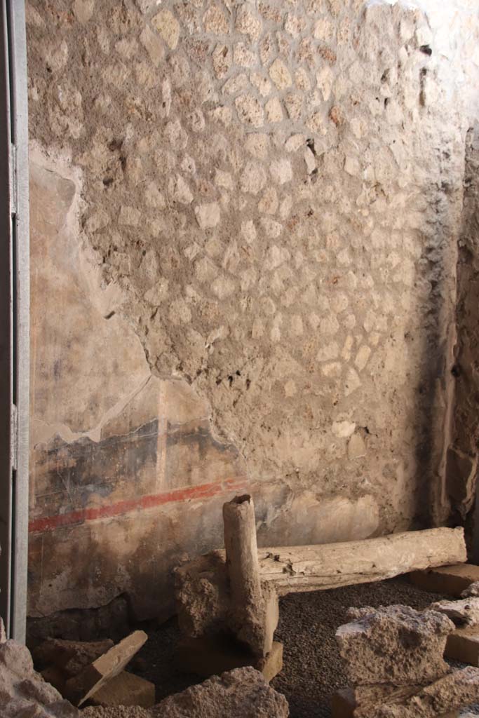 Villa Regina, Boscoreale. September 2021. 
Room Vbis, looking towards south wall with painted decoration. Photo courtesy of Klaus Heese.