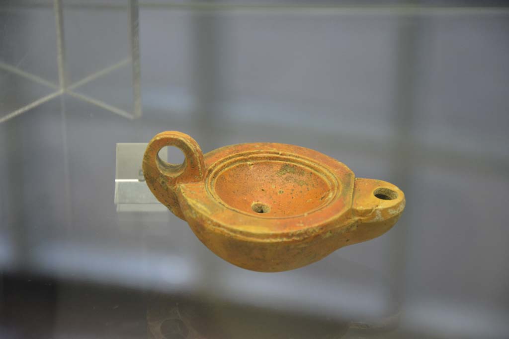 Villa Regina, Boscoreale. April 2017. No.5, terracotta one-handled single flame lamp. Photo courtesy of Adrian Hielscher.