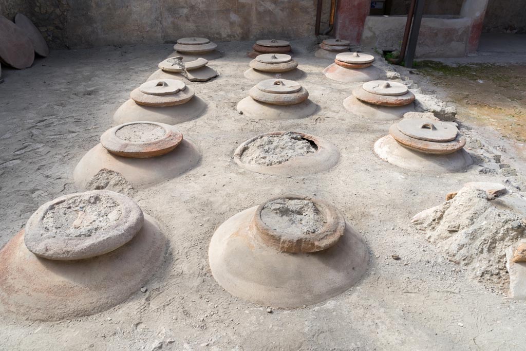 Villa Regina, Boscoreale. October 2021. Room I, cella vinaria, looking south across dolia. Photo courtesy of Johannes Eber.