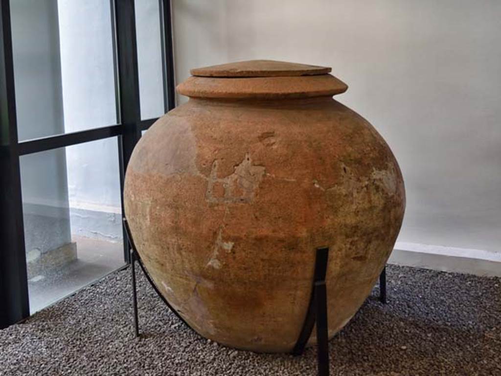 Villa Regina, Boscoreale. April 2018. Boscoreale museum wine storage jar, (dolia). Photo courtesy of Ian Lycett-King. Use is subject to Creative Commons Attribution-NonCommercial License v.4 International.