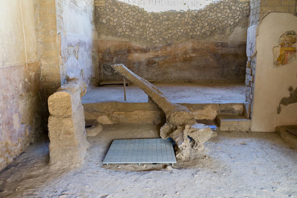 Villa Regina, Boscoreale. October 2021.
Looking west across room IX, calcatorium at the front, towards room IXbis, torcularium at the rear. Photo courtesy of Johannes Eber.