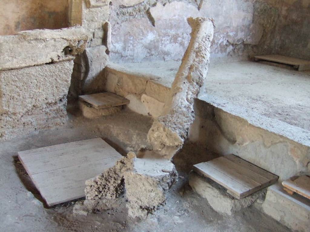 Villa Regina, Boscoreale. May 2006. Plaster cast of remains of wine press, or torcularium.