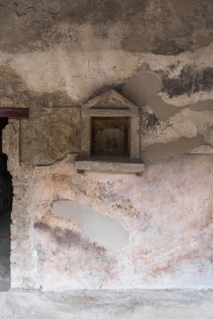 Villa Regina, Boscoreale. October 2021.
Looking towards aedicula temple style niche L on west wall of portico VII. 
Photo courtesy of Johannes Eber.
