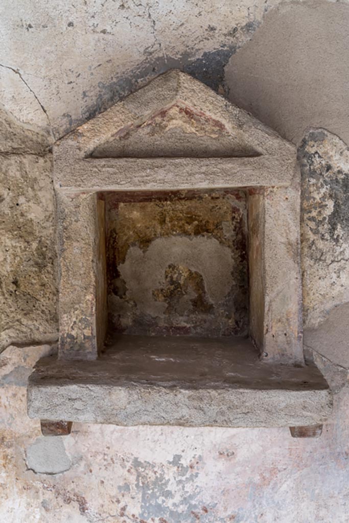 Villa Regina, Boscoreale. October 2021. 
Aedicula temple style niche L on west wall of portico VII. Photo courtesy of Johannes Eber.