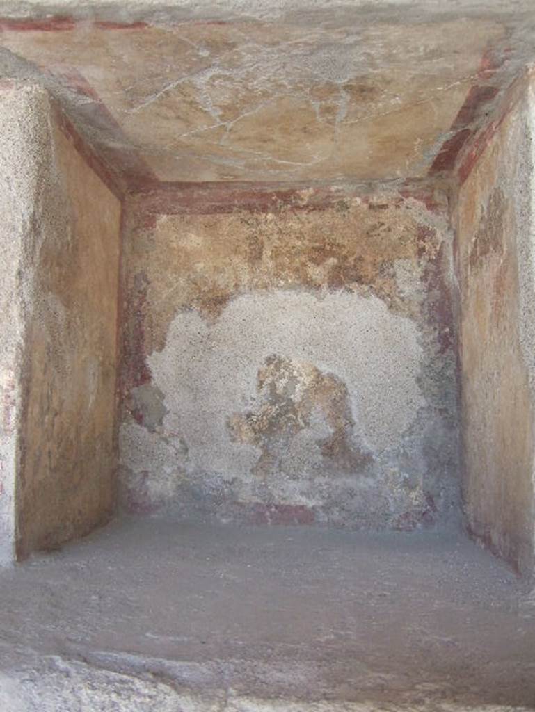 Villa Regina, Boscoreale. May 2006. Inside of niche L, where a marble head of Bacchus was found.