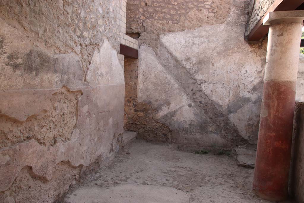 Villa Regina, Boscoreale. September 2021. 
Portico VII, looking towards doorway to room VIII, at east end of north portico. Photo courtesy of Klaus Heese.
.