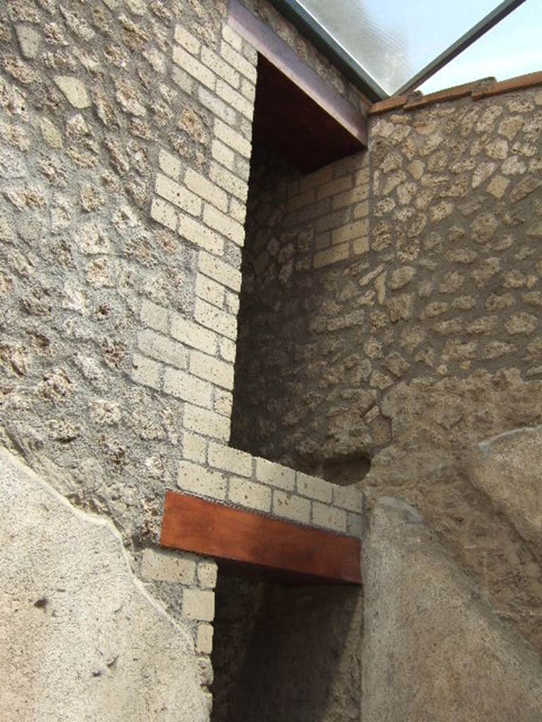 Villa Regina, Boscoreale. May 2006. 
Entrance doorway to servants’ sleeping quarters in north wall of portico, at top of outline of wooden steps.  
Below is the doorway to room VIII, the barn.