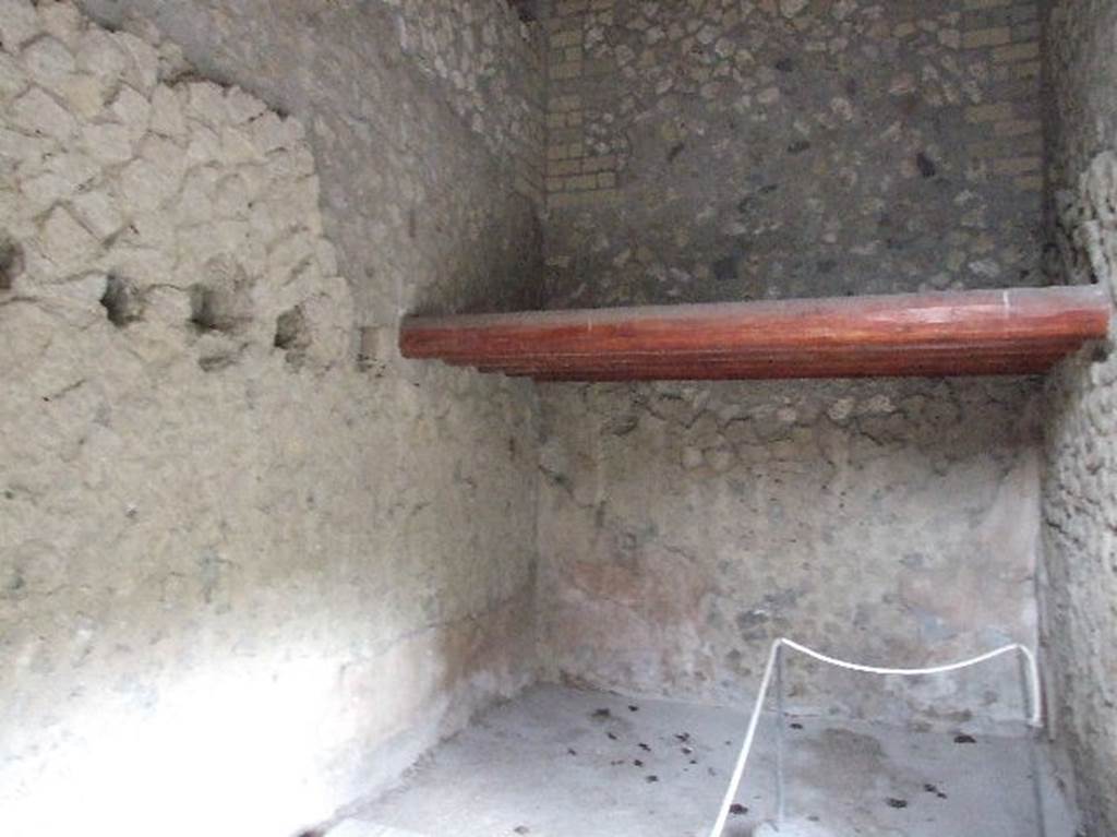 Villa Regina, Boscoreale. December 2006. Looking north towards reconstructed floor of “pergola” at upper level. Room VIII, the barn would have been below it.